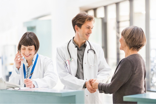 Врач разговаривает с пациентом